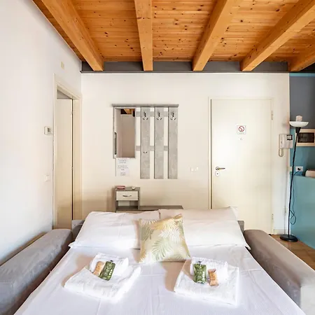 Guesthost - Piazza Mazzini Bright Appartement