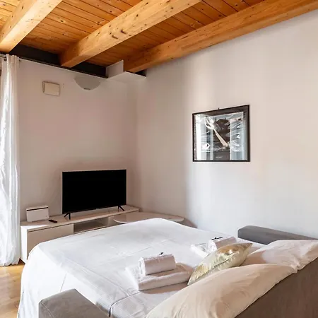 Guesthost - Piazza Mazzini Bright Appartement