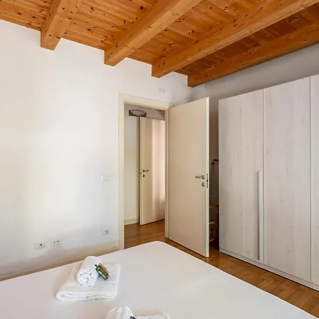 Guesthost - Piazza Mazzini Bright Appartement *