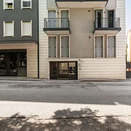 Guesthost - Piazza Mazzini Bright Appartement *