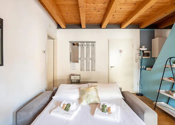 Guesthost - Piazza Mazzini Bright Apartmán