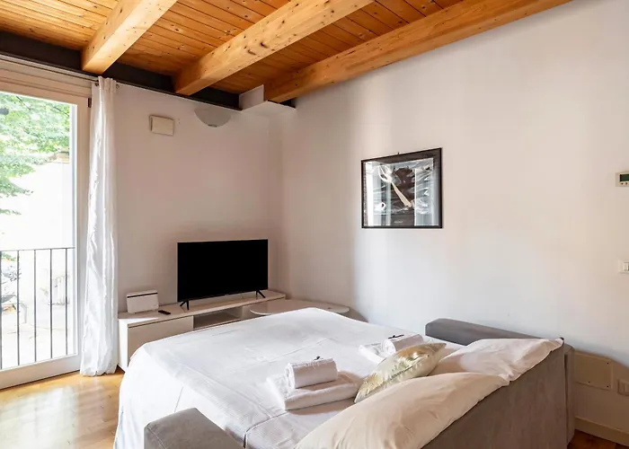 Guesthost - Piazza Mazzini Bright Apartamento