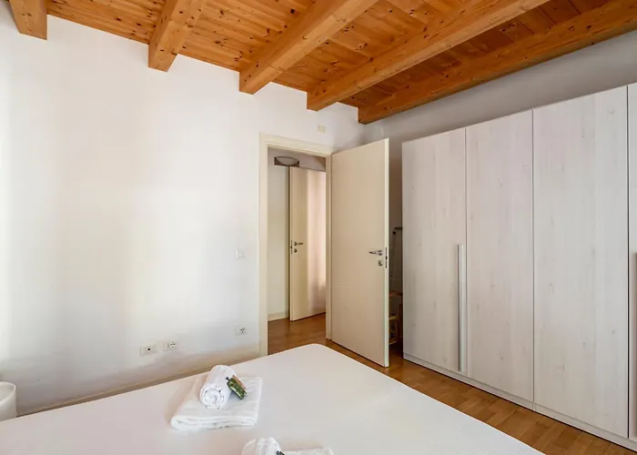 Guesthost - Piazza Mazzini Bright Apartamento *