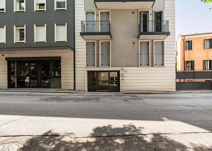 Guesthost - Piazza Mazzini Bright Apartmán *